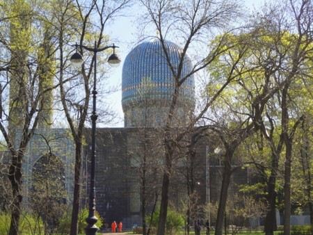 В Санкт-Петербурге к Соборной мечети принесли муляж бомбы и свиную голову. В Санкт-Петербурге к Соборной мечети принесли муляж бомбы и свиную голову.