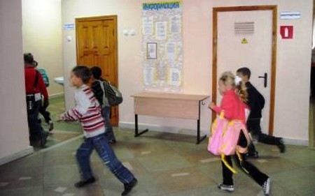 В Москве в школе распылили неизвестный газ из баллончика. Пострадали 18 детей, 1 девочка попала в больницу.