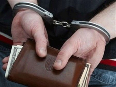 В Подмосковье задержаны предприниматели из королева, который обманули 100 государственных и муниципальных предприятий на 1,5 млрд рублей.