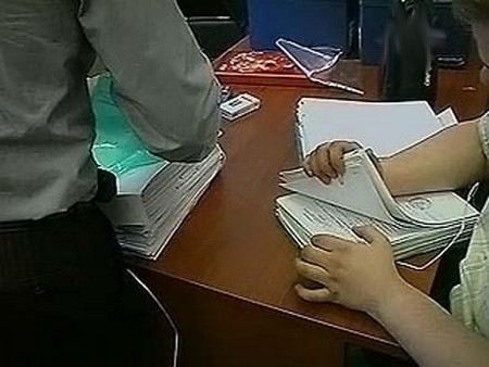 В Екатеринбурге в ходе обыском по делу о незаконных кредитах в банках на сумму в 3 млрд рублей изъяты документы.