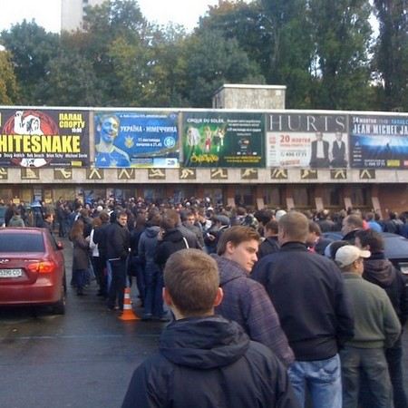 Российская футбольная премьер-лига опровергла информацию о том, что билеты на футбол будут продаваться по паспорту. Российская футбольная премьер-лига опровергла информацию о том, что билеты на футбол будут продаваться по паспорту.