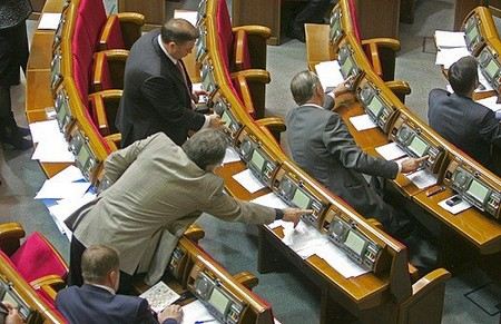 В Заксобрании Санкт-Петербурга хотят депутаты ополчились против вице-спикера за то, что она назвал их «баранами».