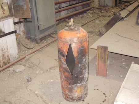 В Красноярске взорвался баллон с бытовым газом.