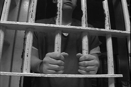 В СИЗО в Новосибирской области повесились 15- и 17-летний подростки.