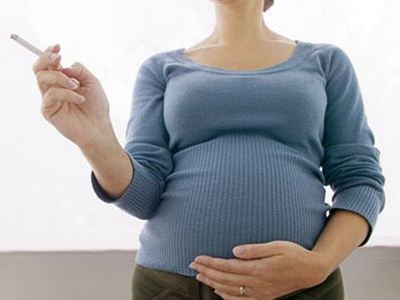С курением во время беременности лучше завязать