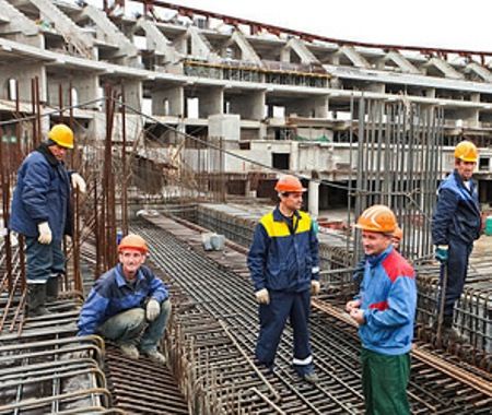 Количество рабочих на стройке летом заметно увеличится
