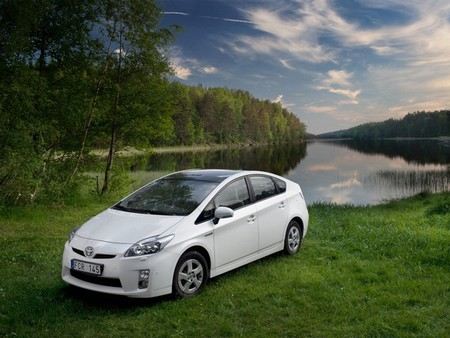 Toyota отзывает около 242 тыс гибридных автомобилей из-за проблем с тормозами.