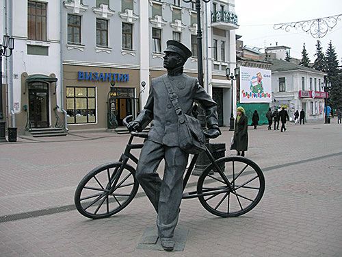 Памятник дореволюционному «вело-почтальону»