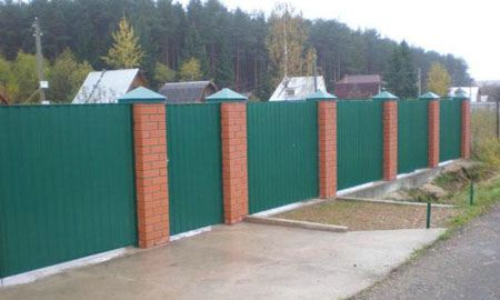 Установка забора - одна из самых несложных строительных работ