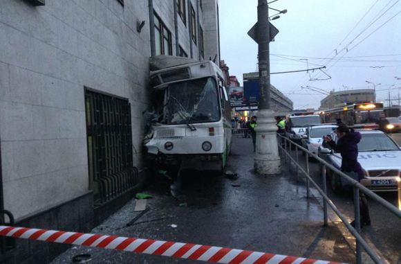 Три человека пострадали в Москве, когда автобус въехал в здание Три человека пострадали в Москве, когда автобус въехал в здание