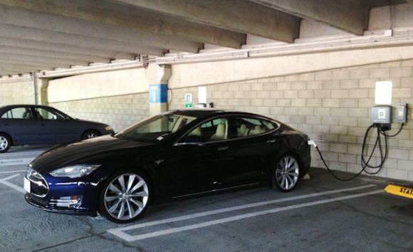 У электрокара Tesla Model S обнаружился дефект адаптера для зарядки