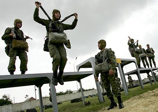 Двое солдат в Псковской области пострадали, прыгая с парашютом