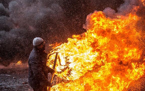 В центре столицы Украины горящие покрышки вызвали пожар в доме
