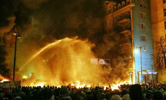 В центре украинской столицы спасли из горящего дома женщину В центре украинской столицы спасли из горящего дома женщину