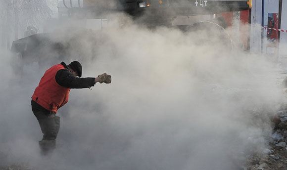 В Москве на улице прорвало трубу, пострадали два человека
