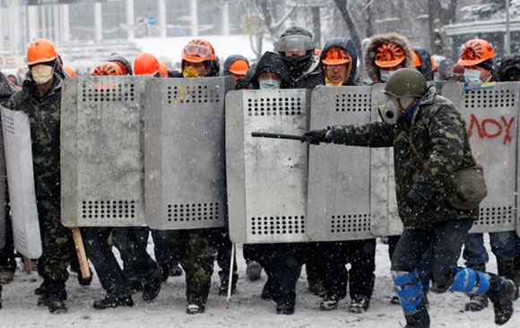 В столице Украины неизвестные избили в метро военнослужащего