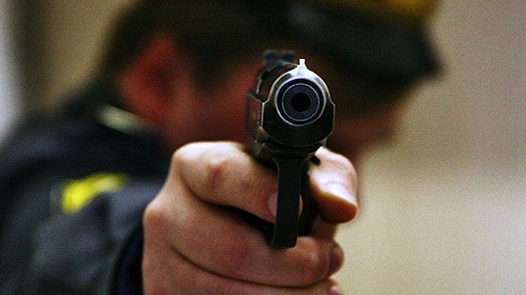 В столице полицейский ранил убегавшего мошенника