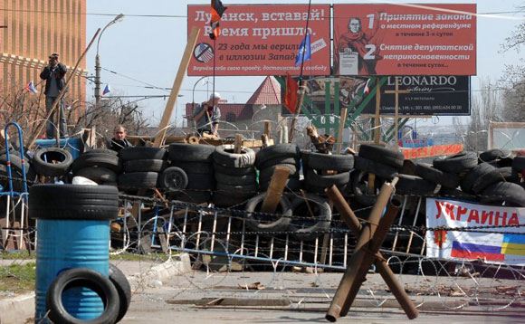 В Луганске открыли огонь по штурмующим военкомат сторонникам федерализации