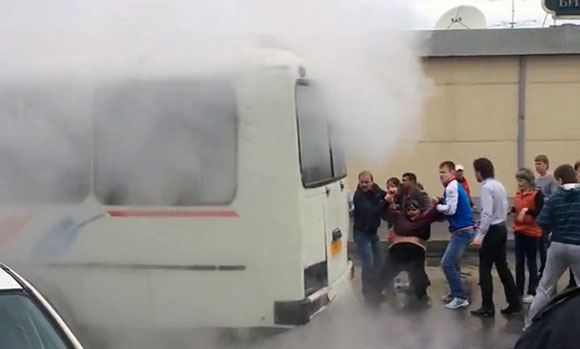 Автобус с пассажирами попал в яму с кипятком в Красноярске