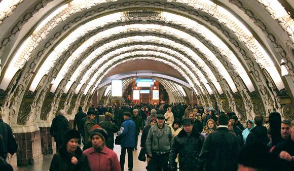Спустившийся на рельсы пассажир стал причиной сбоя в работе питерского метро