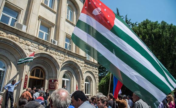 Абхазский парламент добивается отставки кабинета министров и президента