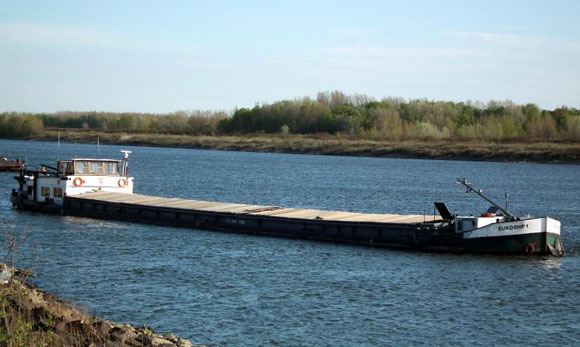 В Пермском крае затонула баржа с тремя тоннами соли