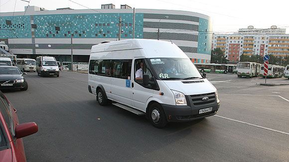 Женщина на ходу выпала из маршрутного такси в Москве