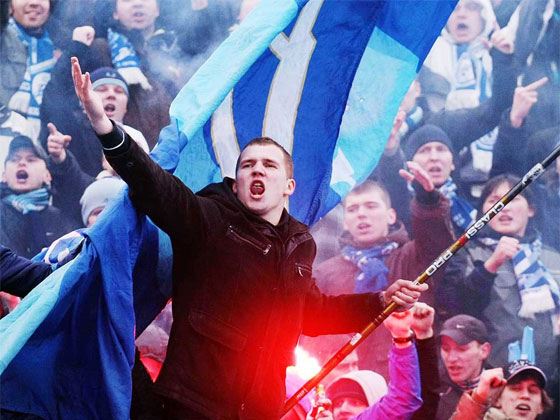 Более двух тысяч болельщиков вышли на улицы города выражая свою радость к победе криками