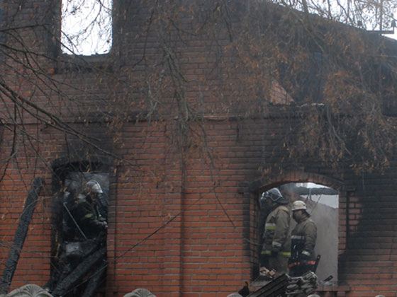 От самодельной электроплитки загорелись постельные принадлежности