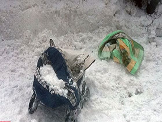 В Москве глыба льда упала на коляску с младенцем