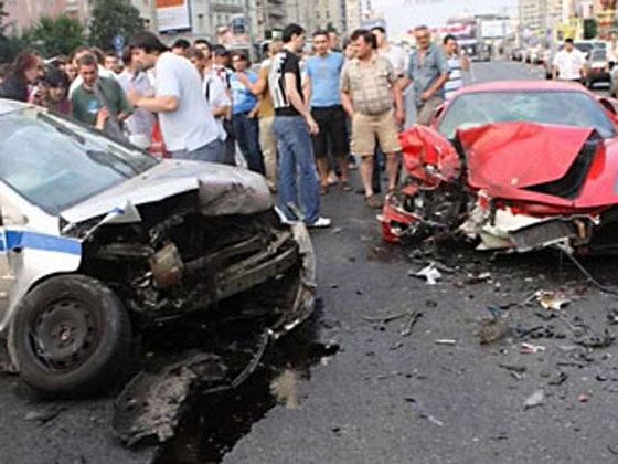 Дорогостоящий спортивный автомобиль вылетел на встречную полосу движения на Новом Арбате и врезался в машину ГИБДД