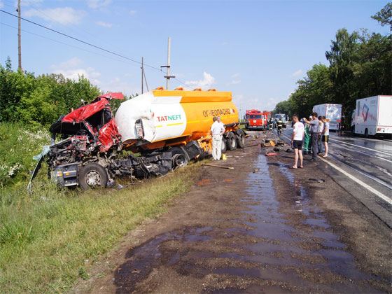 В результате лобового удара бензовоза погиб