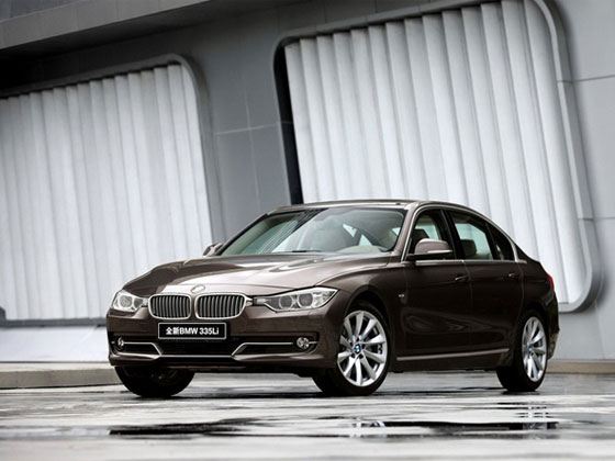 Преступники проникли в автомобиль BMW и вытащили из него сумку белого цвета