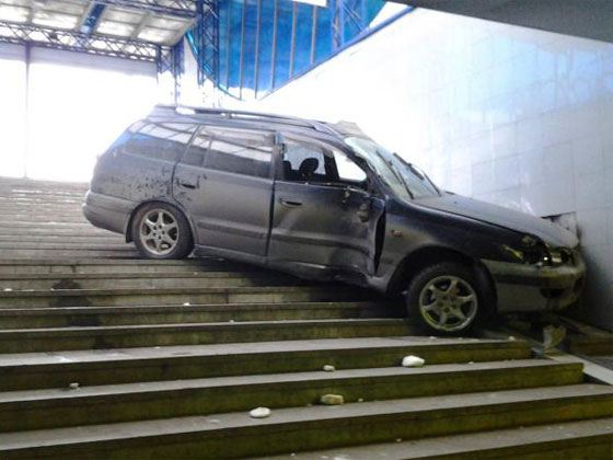 Автомобиль «Мерседес» врезался в подземный переход
