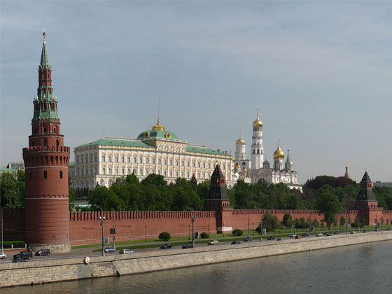 Около семи часов «семерка», в которой находились и два пассажира, выскочила на тротуар и, пролетев несколько метров, опрокинулась на крышу, едва не протаранив Кремль