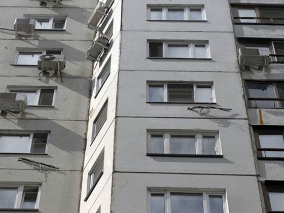 Девочка упала на асфальт с 4 этажа