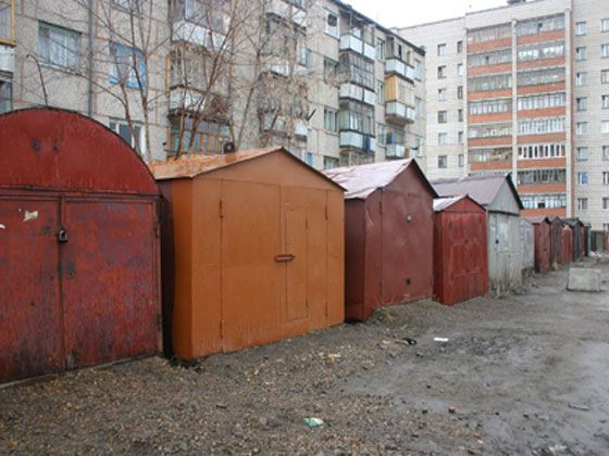 Ребята залезли на крыши гаражей и начали по ним бегать