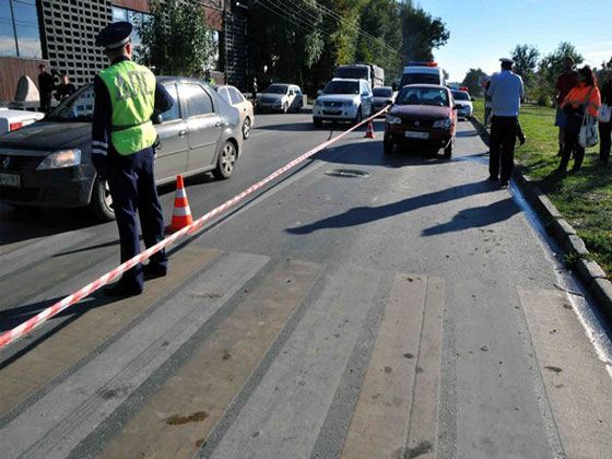 На месте работают сотрудники ГИБДД, они выясняют все обстоятельства ДТП