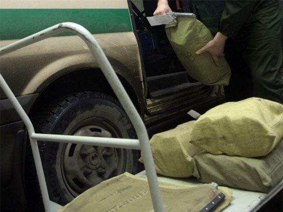 Три мешка купюр унесли с собой из машины частного охранного предприятия «Визирь» два вооруженных преступника