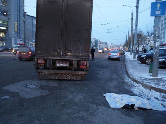 Малыш сразу угодил под заднее колеса грузовика