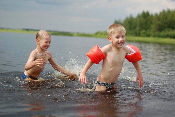 За детьми в воде следует следить внимательнее