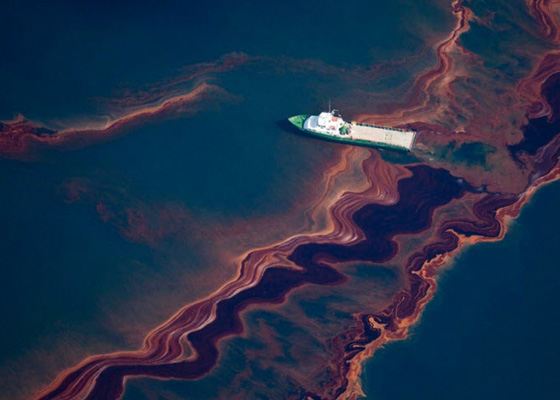 Разлив нефти в Мексиканском заливе приносит компании огромные убытки