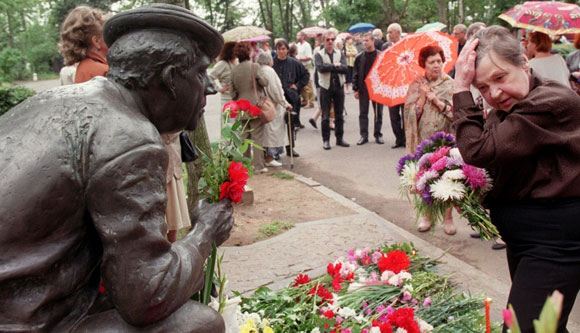 Татьяна Никулина у памятника Юрию Никулину