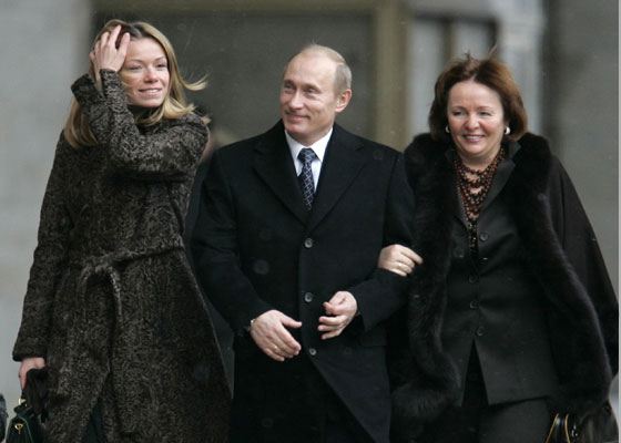 На фото: Владимир Путин с женой и дочкой