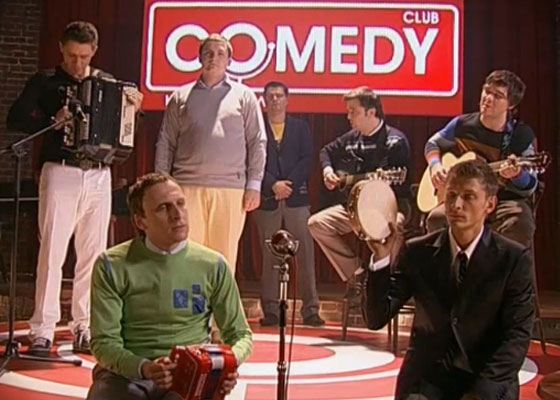Участники Comedy Club поют песни в переходе