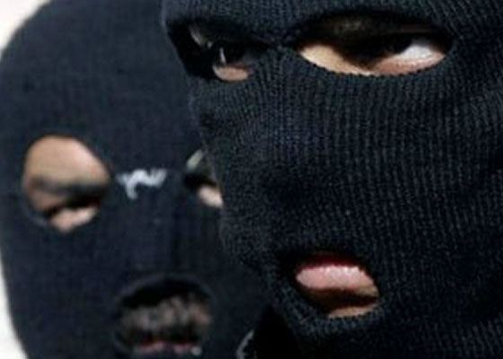Двое злоумышленников в масках напали на младшего советника юстиции