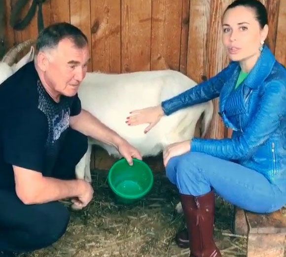 Юлия Михалкова научилась доить козу