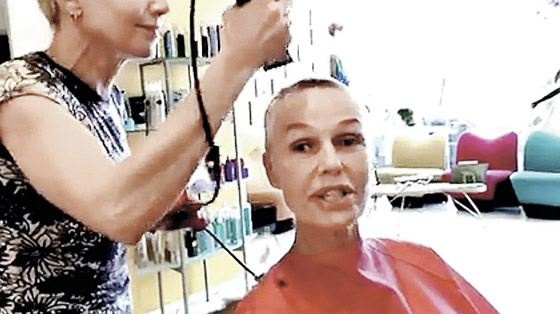 Наталья давно мечтала побриться налысо Наталья давно мечтала побриться налысо