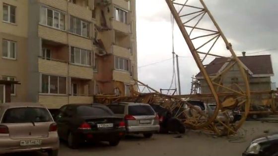 В Москве на новостройку упал кран