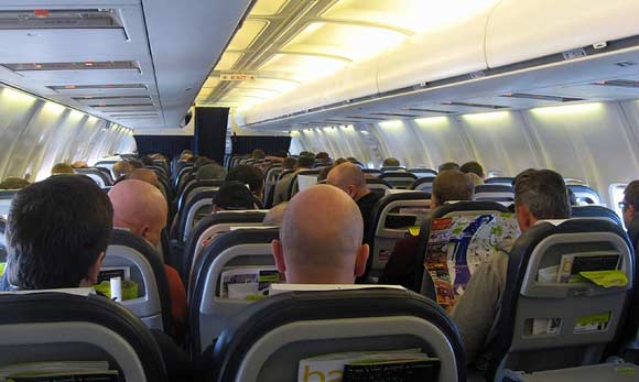 Пассажир самолета Boeing 737 заметил отлетевшее от шасси колесо